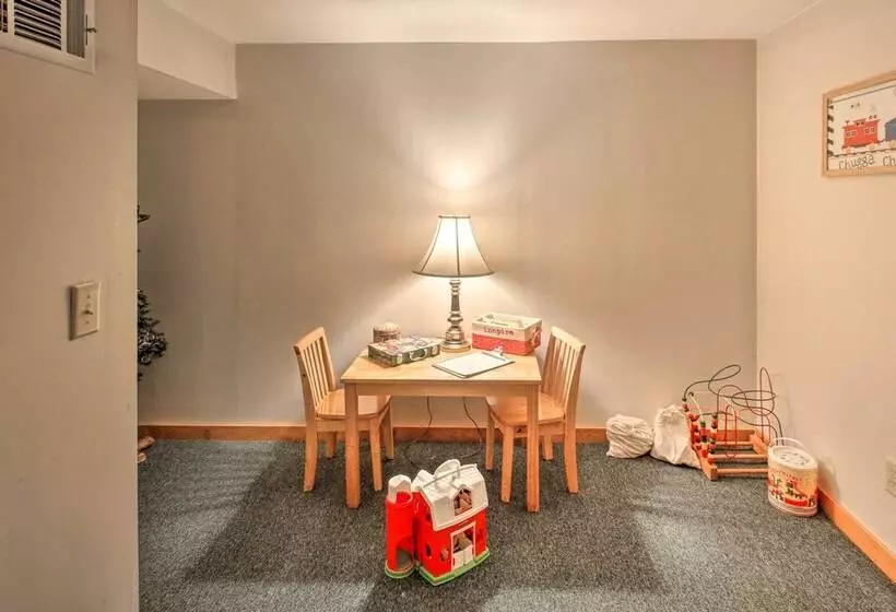 Lakeview Forest Cabin W/ Deck < 1/2 Mile To Beach!