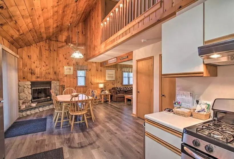 Lakeview Forest Cabin W/ Deck < 1/2 Mile To Beach!