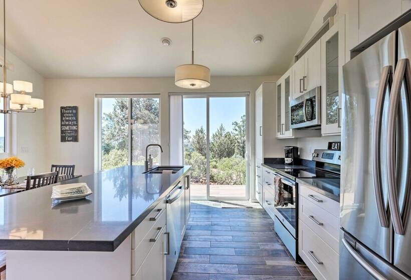 Hot Tub, Deck & Mtn View: Lavish Cabin In Pine!