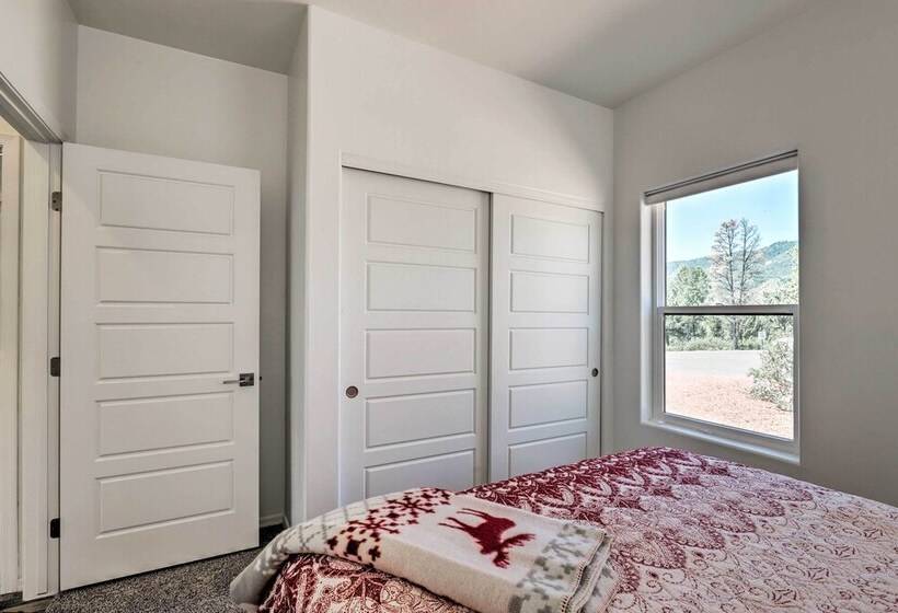 Hot Tub, Deck & Mtn View: Lavish Cabin In Pine!