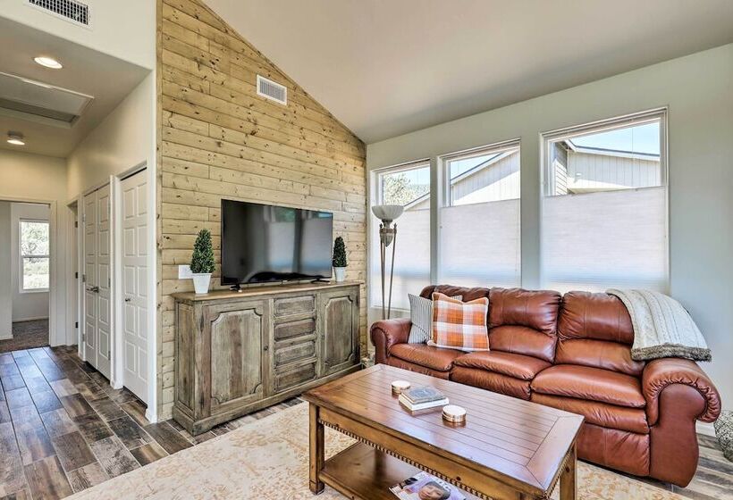 Hot Tub, Deck & Mtn View: Lavish Cabin In Pine!