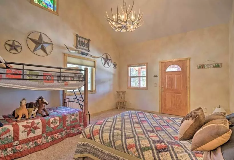 Log Cabin W/ Mountain Views ~ 30 Mi To Pikes Peak!