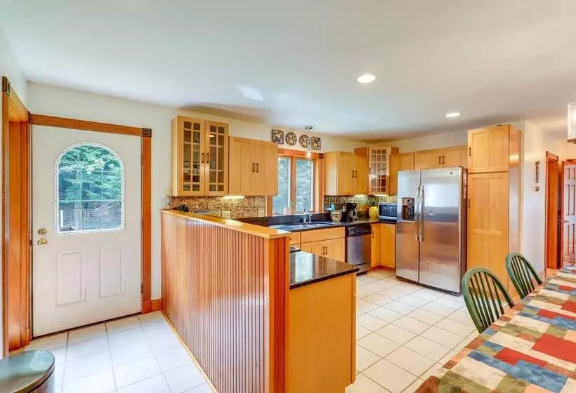 Meriden Village Of Plainfield Home W/ Backyard