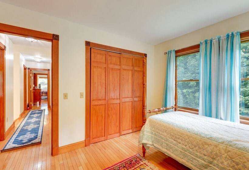 Meriden Village Of Plainfield Home W/ Backyard