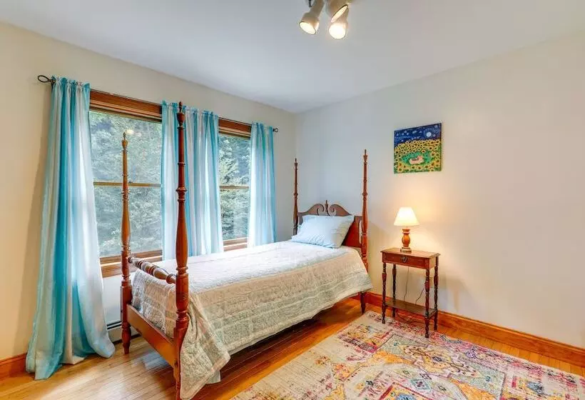 Meriden Village Of Plainfield Home W/ Backyard