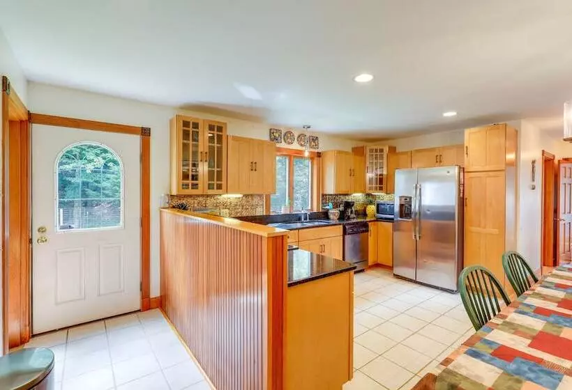 Meriden Village Of Plainfield Home W/ Backyard