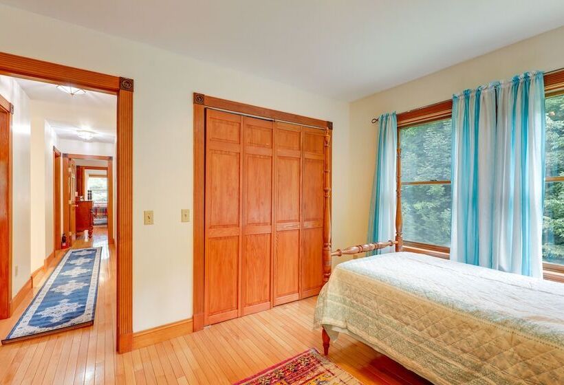 Meriden Village Of Plainfield Home W/ Backyard