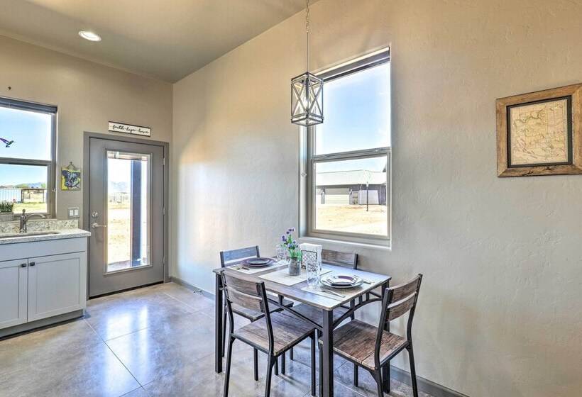 Modern Elgin Home: Walk To Wineries + Pets Welcome