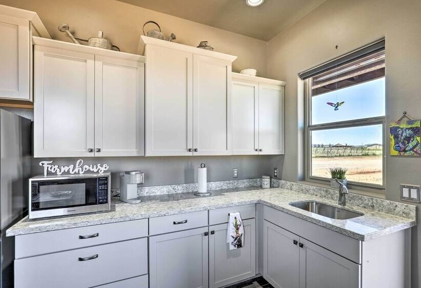 Modern Elgin Home: Walk To Wineries + Pets Welcome