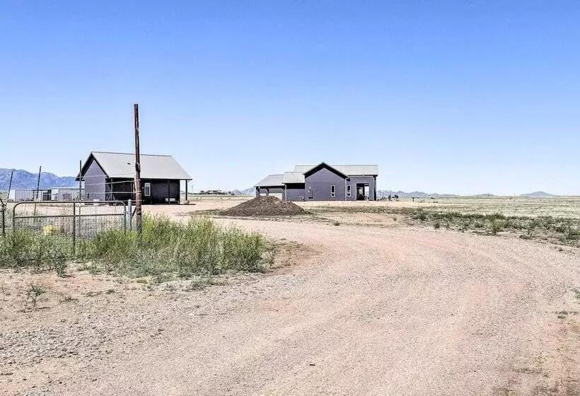 Modern Elgin Home: Walk To Wineries + Pets Welcome