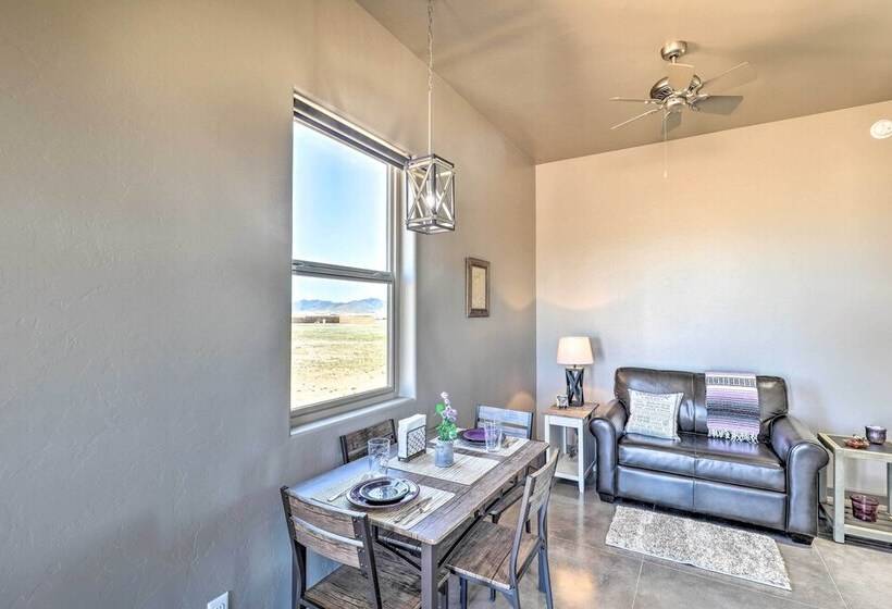 Modern Elgin Home: Walk To Wineries + Pets Welcome