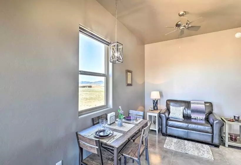 Modern Elgin Home: Walk To Wineries + Pets Welcome