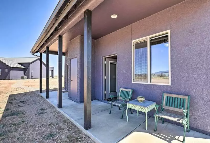 Modern Elgin Home: Walk To Wineries + Pets Welcome