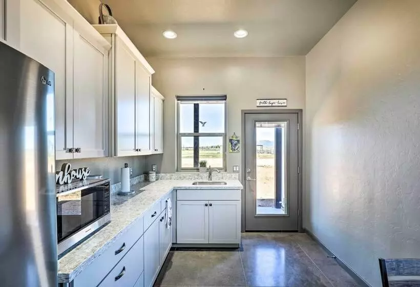 Modern Elgin Home: Walk To Wineries + Pets Welcome