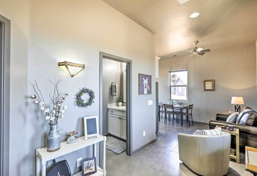 Modern Elgin Home: Walk To Wineries + Pets Welcome