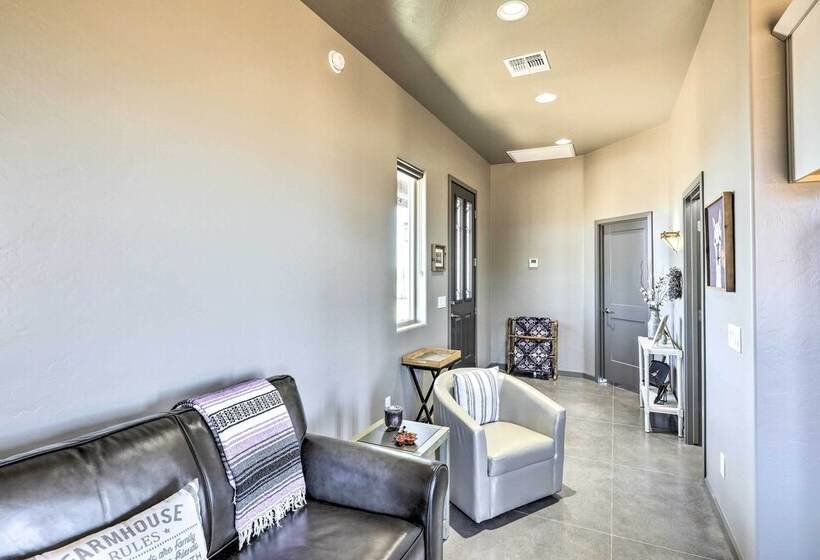 Modern Elgin Home: Walk To Wineries + Pets Welcome