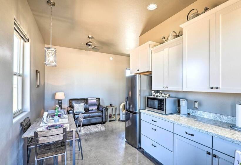 Modern Elgin Home: Walk To Wineries + Pets Welcome