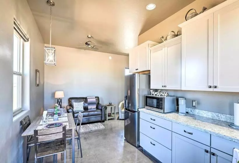 Modern Elgin Home: Walk To Wineries + Pets Welcome