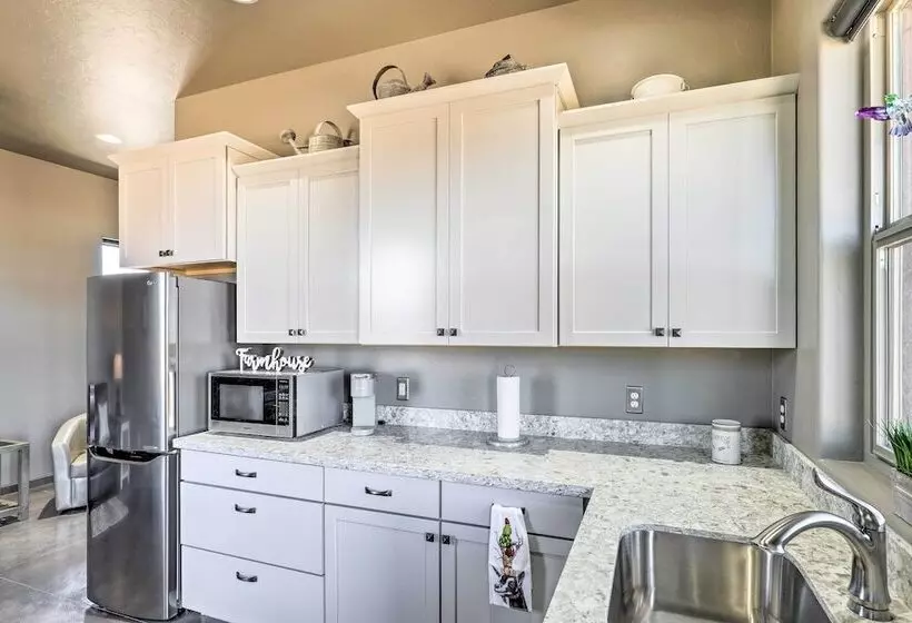 Modern Elgin Home: Walk To Wineries + Pets Welcome