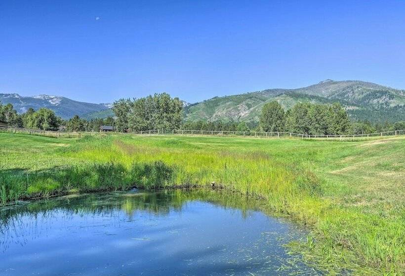 Montana Retreat: Original Hamilton Log Cabin!
