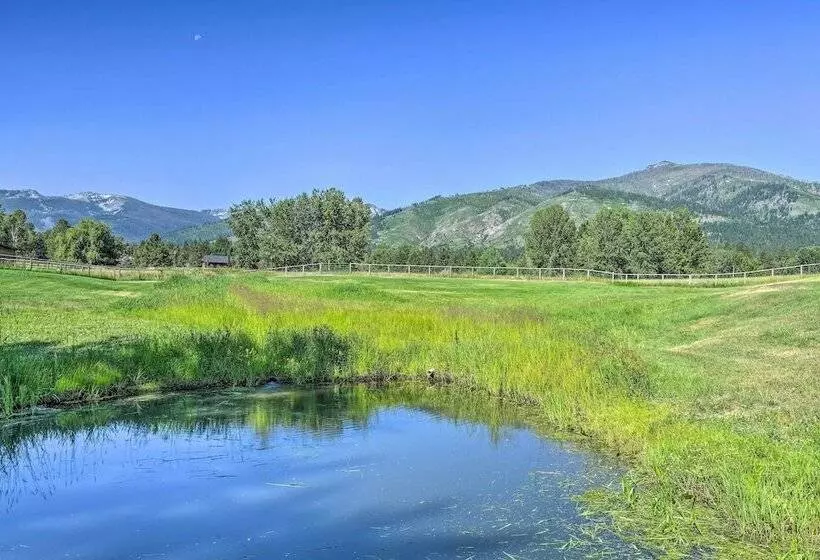 Montana Retreat: Original Hamilton Log Cabin!