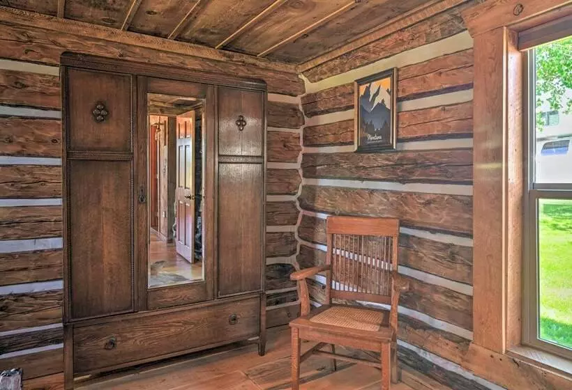 Montana Retreat: Original Hamilton Log Cabin!