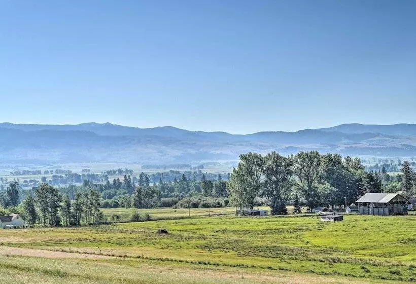 Montana Retreat: Original Hamilton Log Cabin!