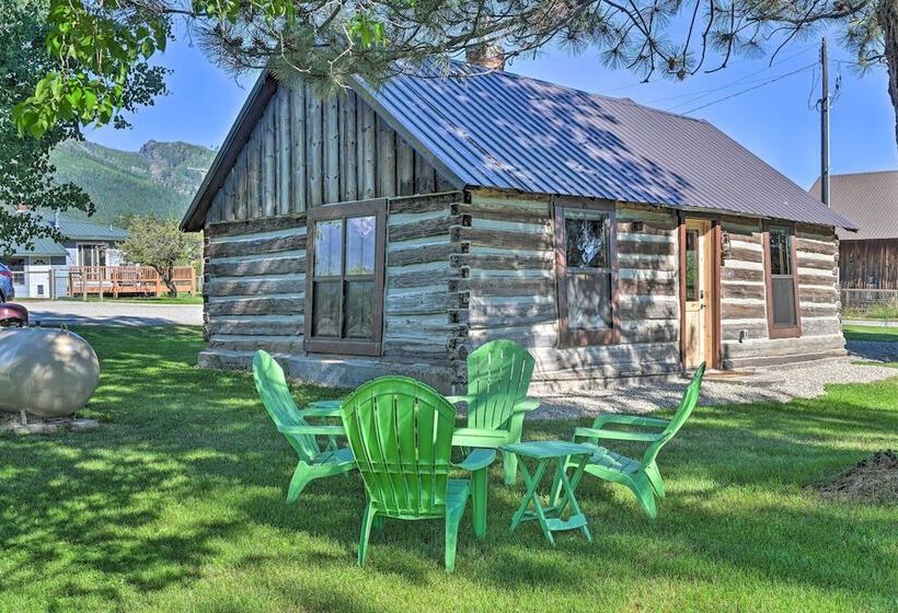Montana Retreat: Original Hamilton Log Cabin!