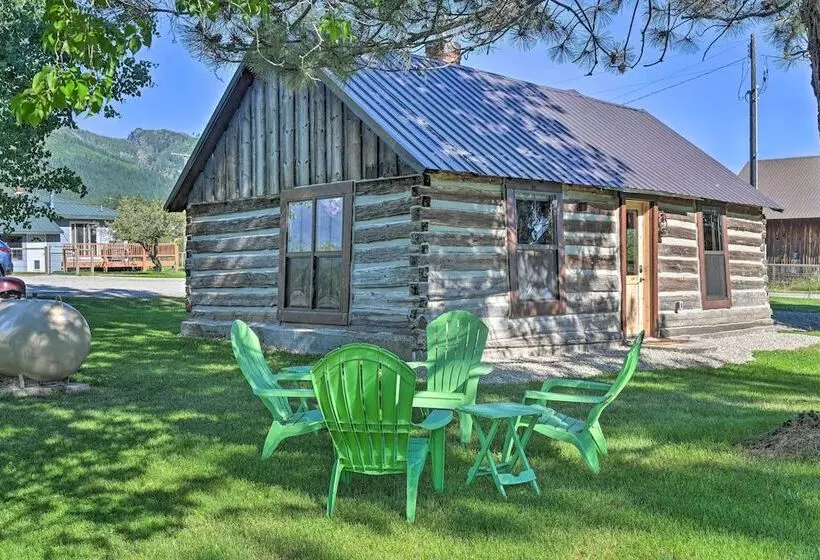 Montana Retreat: Original Hamilton Log Cabin!