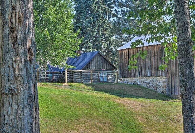 Montana Retreat: Original Hamilton Log Cabin!