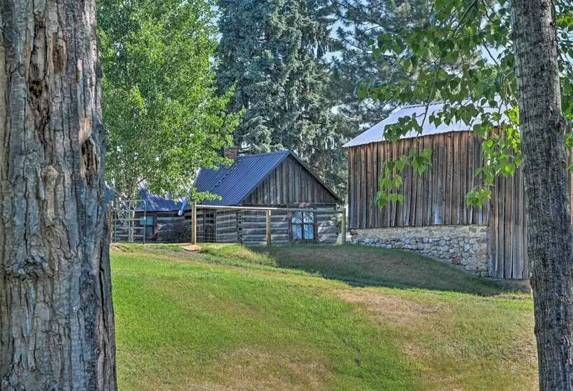 Montana Retreat: Original Hamilton Log Cabin!