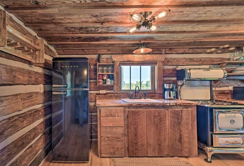Montana Retreat: Original Hamilton Log Cabin!
