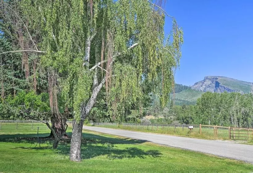 Montana Retreat: Original Hamilton Log Cabin!