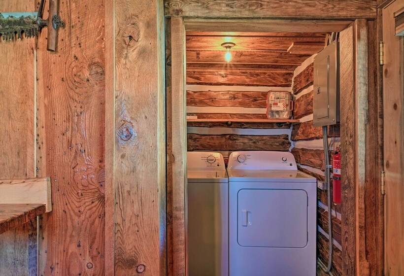 Montana Retreat: Original Hamilton Log Cabin!