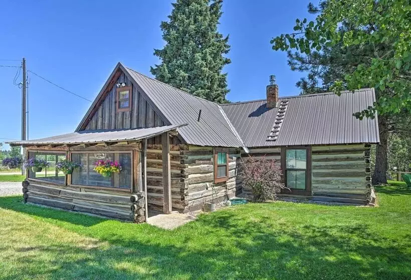 Montana Retreat: Original Hamilton Log Cabin!