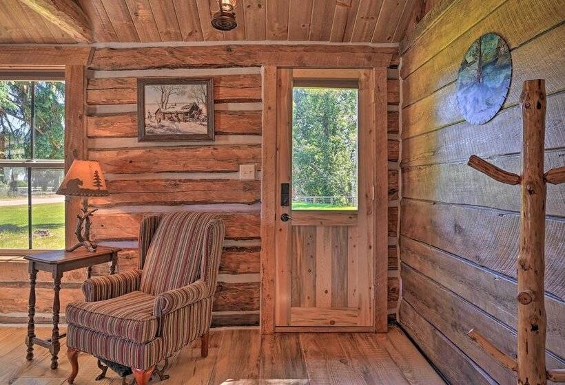 Montana Retreat: Original Hamilton Log Cabin!