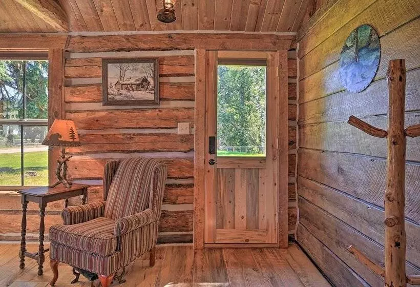Montana Retreat: Original Hamilton Log Cabin!