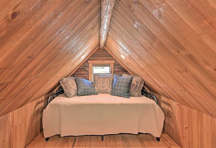 Montana Retreat: Original Hamilton Log Cabin!