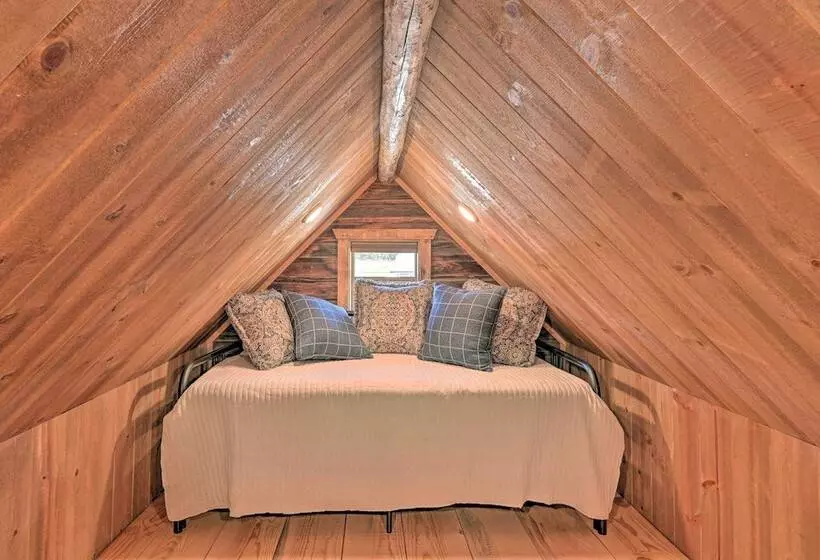 Montana Retreat: Original Hamilton Log Cabin!