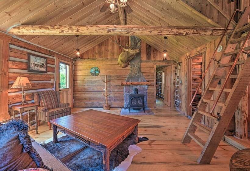 Montana Retreat: Original Hamilton Log Cabin!