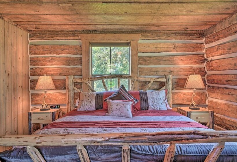 Montana Retreat: Original Hamilton Log Cabin!