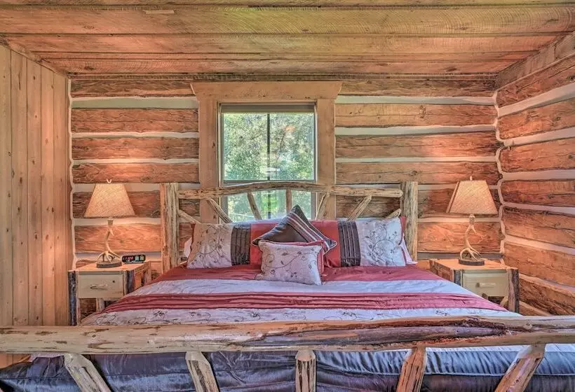 Montana Retreat: Original Hamilton Log Cabin!