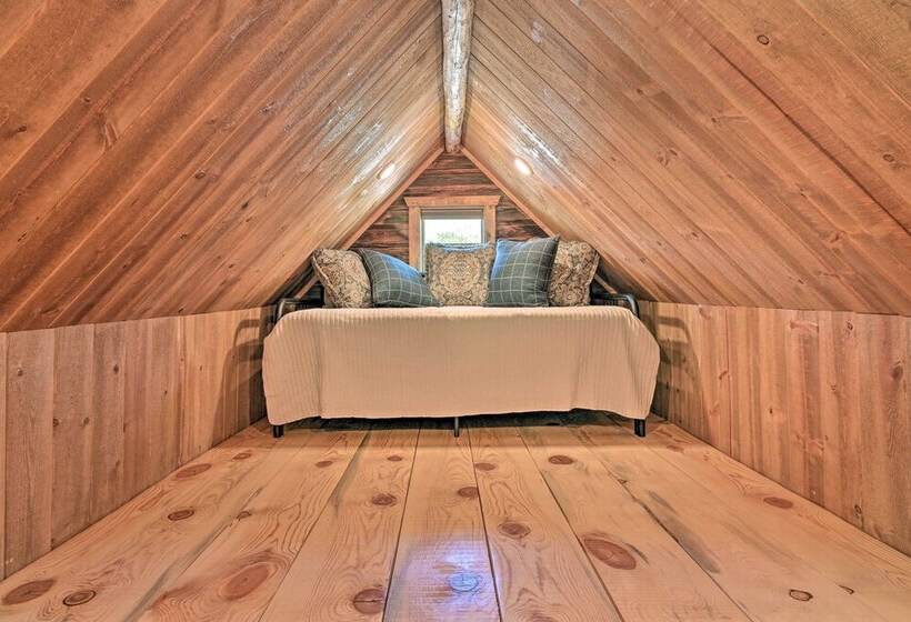 Montana Retreat: Original Hamilton Log Cabin!