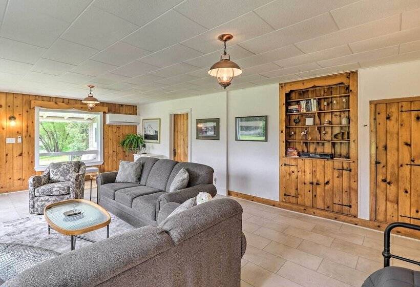 Newly Renovated, Eureka Lakefront Retreat!