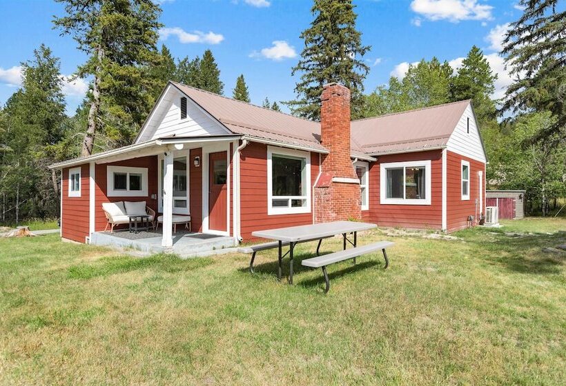 Newly Renovated, Eureka Lakefront Retreat!