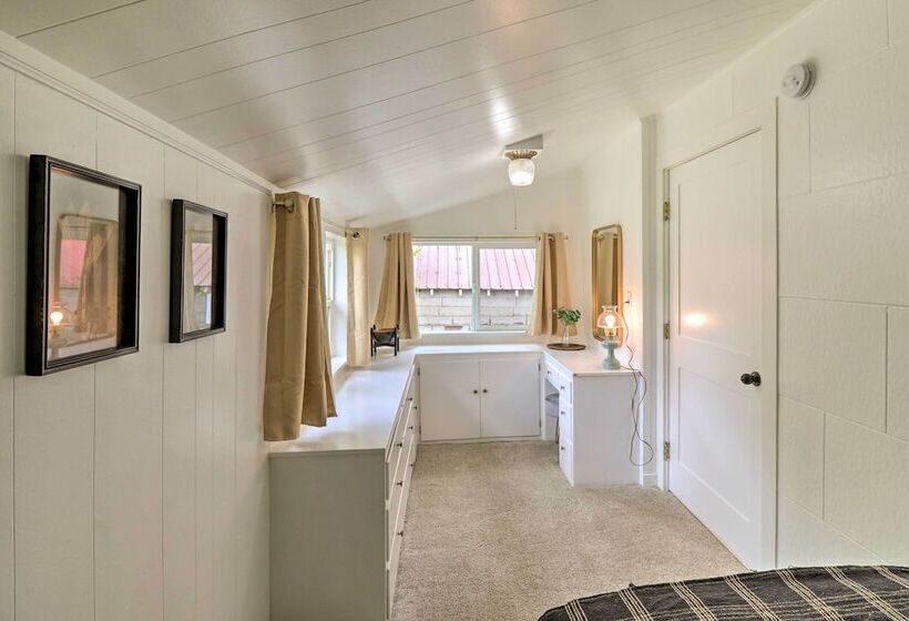 Newly Renovated, Eureka Lakefront Retreat!