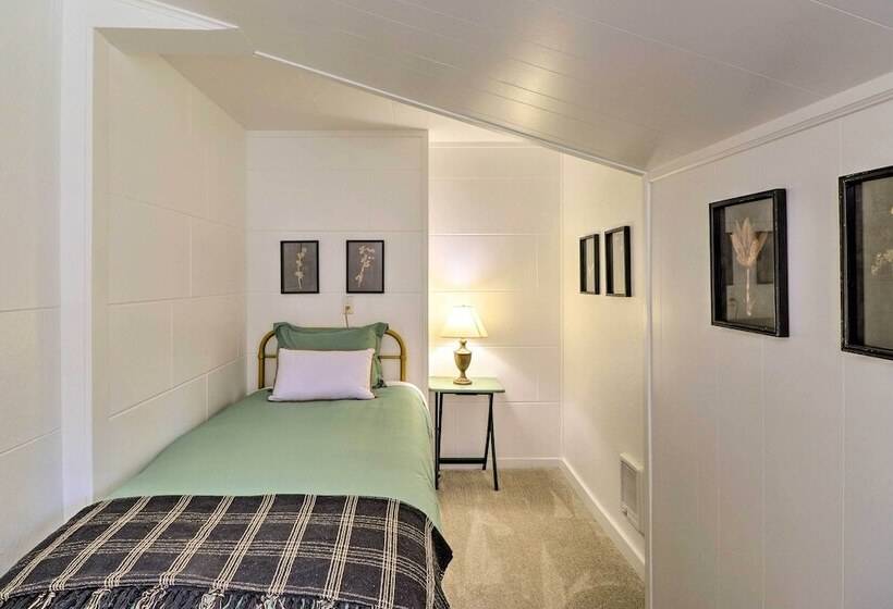 Newly Renovated, Eureka Lakefront Retreat!