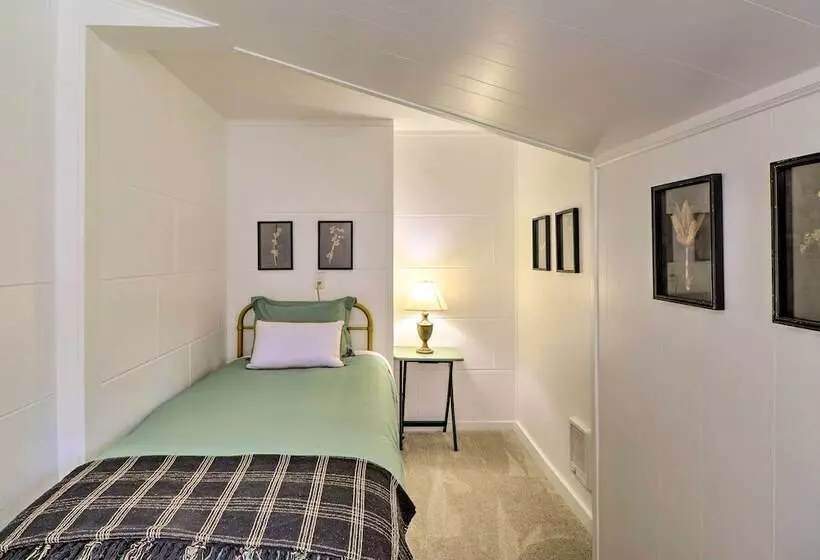 Newly Renovated, Eureka Lakefront Retreat!