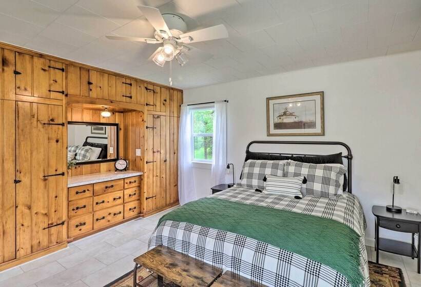 Newly Renovated, Eureka Lakefront Retreat!