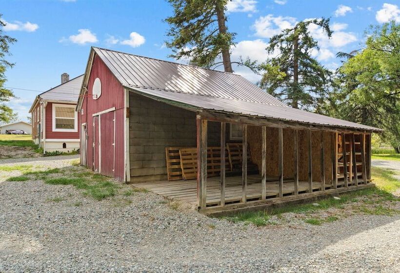 Newly Renovated, Eureka Lakefront Retreat!